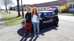 MonaLisa Twins in front of Puls 4 Car