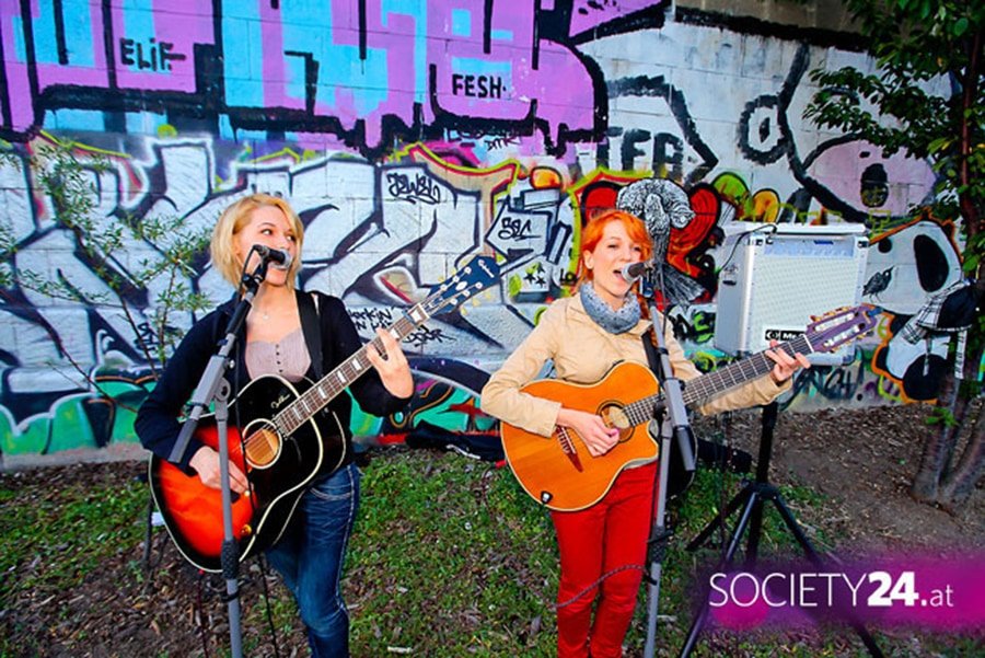 MonaLIsa Twins busking at Danube Canal Festival 2012