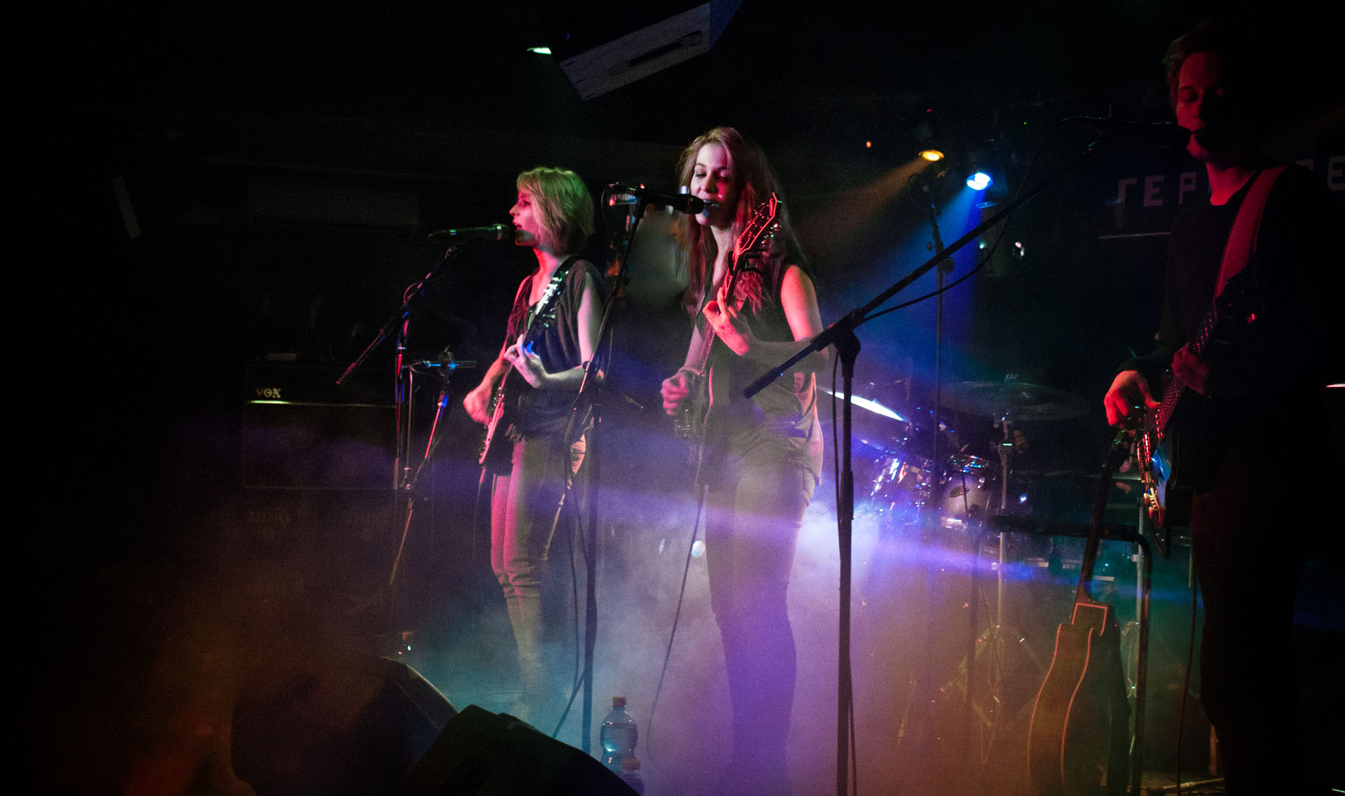 MonaLisa Twins with full band on stage at Replugged, Vienna, 2012